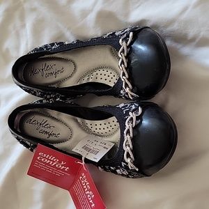 Dexflex Comfort women's size 5 1/2 black & white flats